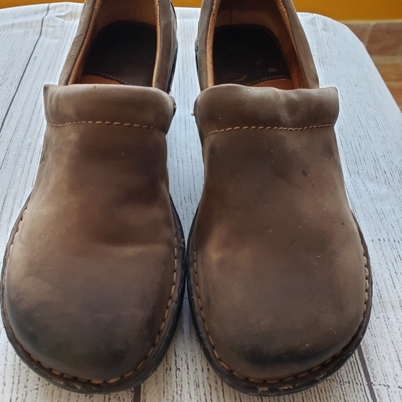 Pre owned leather BORN clogs in size 8. - Picture 2 of 8